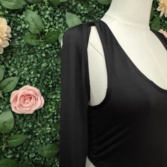Black Cut-Out Sleeve Crop Top - Picture 4 of 8